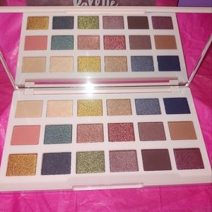 NEW ENGLAND The Editor Eyeshadow Palette Ciate London